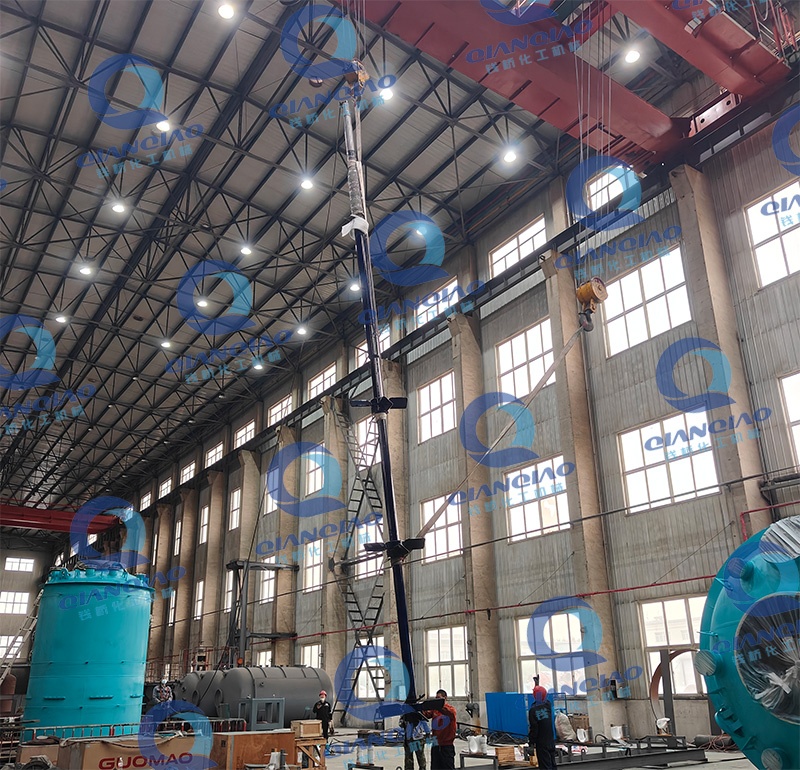 120立方的搪玻璃反應(yīng)釜攪拌安裝1